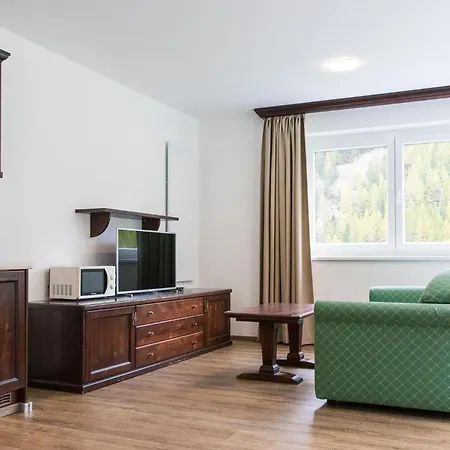 International House Mit Balkon Zw 2 דירה